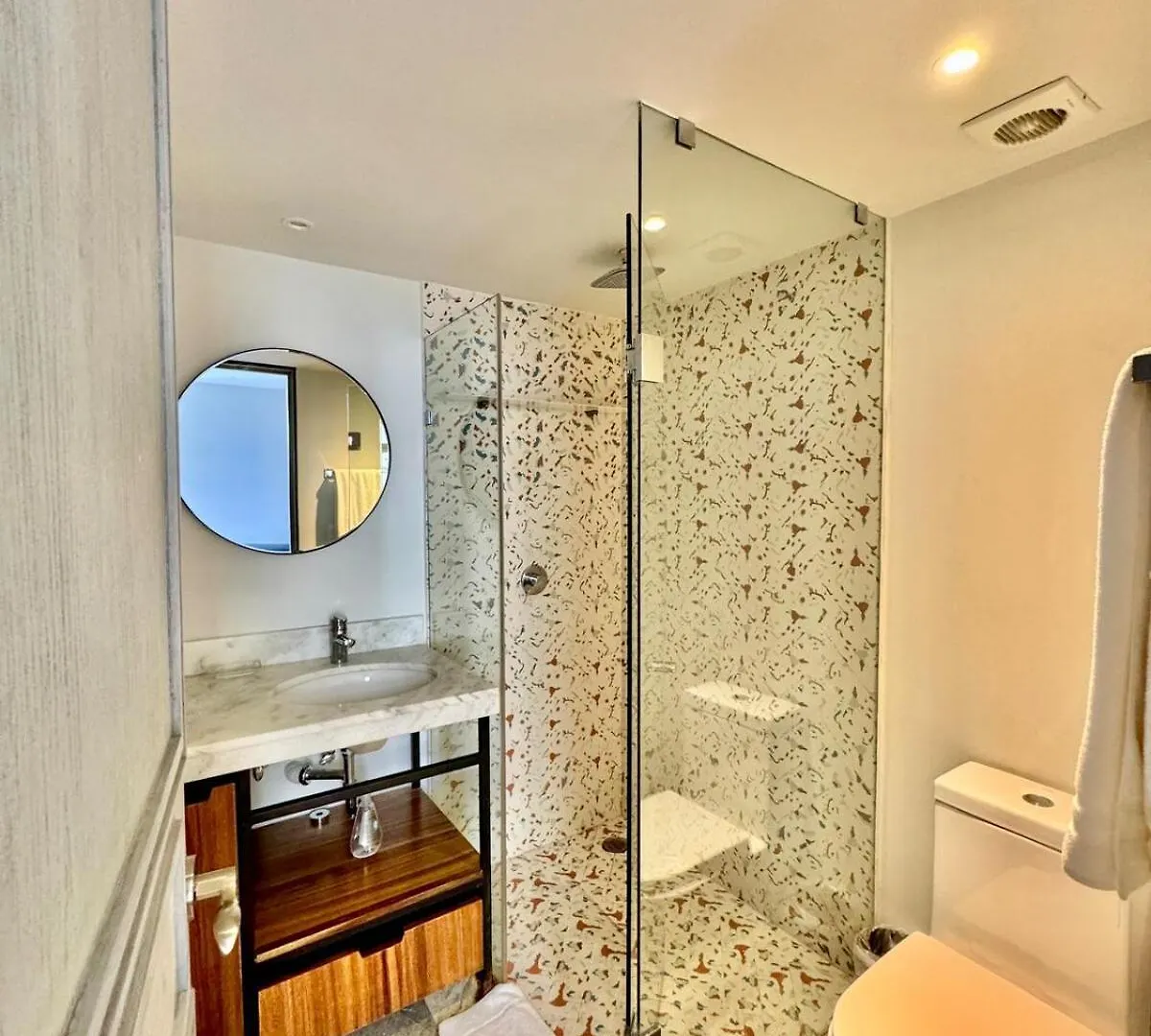 2 Bedroom Apartment Steps From The Sea! Playa del Carmen